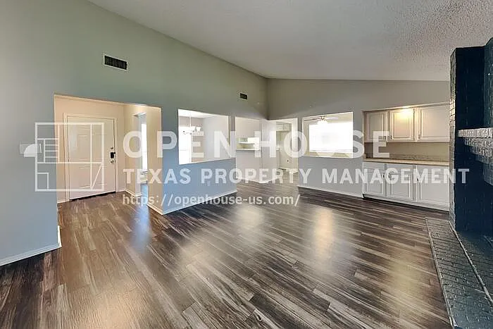820 Whitehall Dr — Photo 4