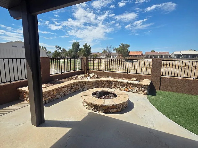 2121 E Desert Lakes Dr — Photo 40