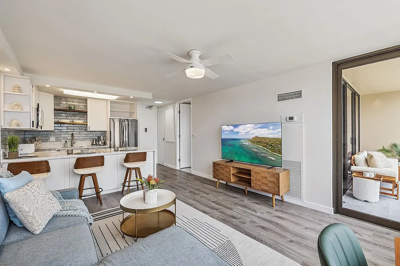 411 Hobron Ln — Photo 3