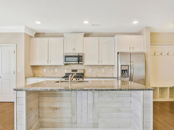 4th image of 652 Georgia Way