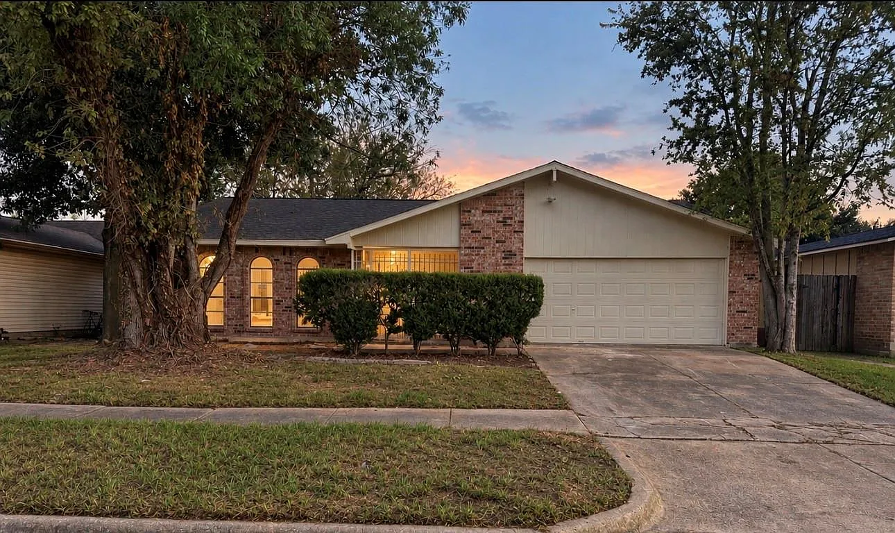 4 bed, 2.5 bath, 2196 sqft, $2,100 — Photo 1
