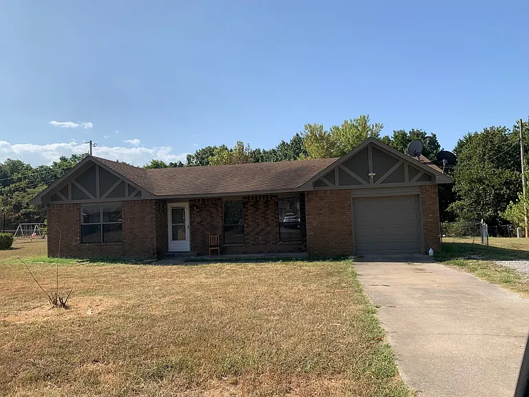 2122 W Austin Ave — Photo 1