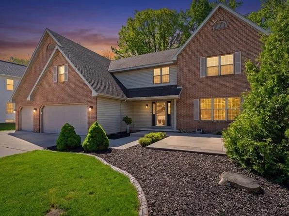 2752 Woodland Hills Ct, Green Bay, WI 54311