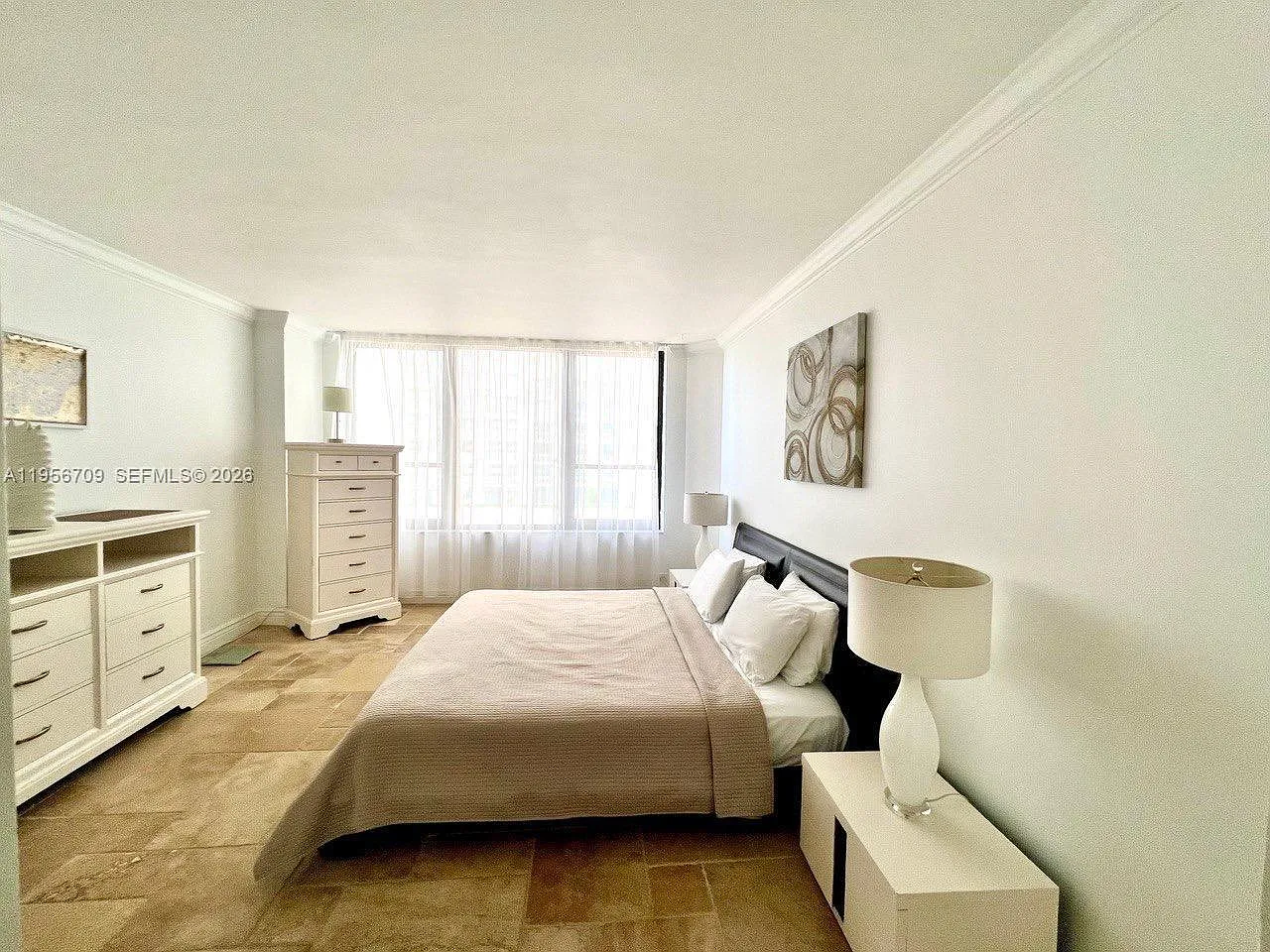 Alexander Towers Condo — Photo 4