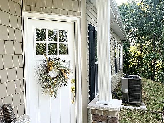 5th image of 829 Blossom Ct