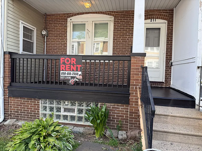 211 Cedar Ave — Photo 1