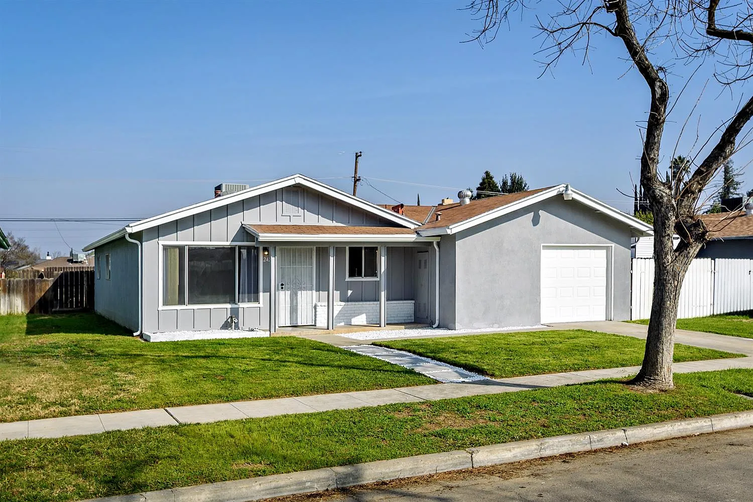 2424 W Holland Ave photo 1