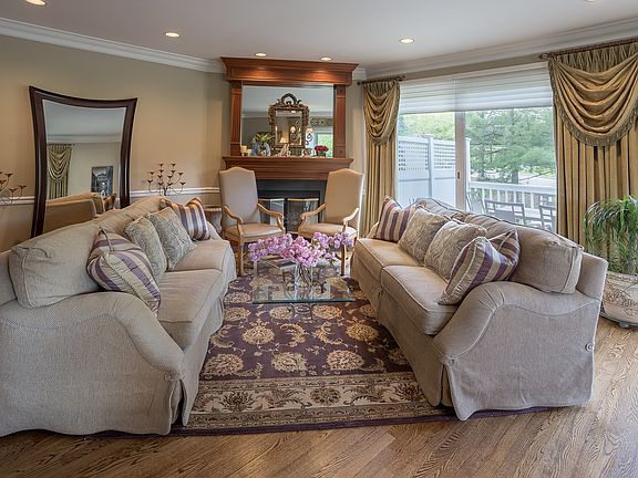 3rd image of 2 Rockledge Ln