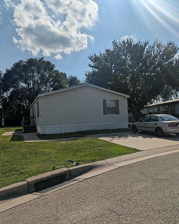 Front of house with driveway