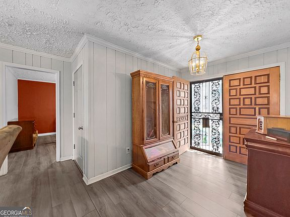 4th image of 905 E Atlanta Rd