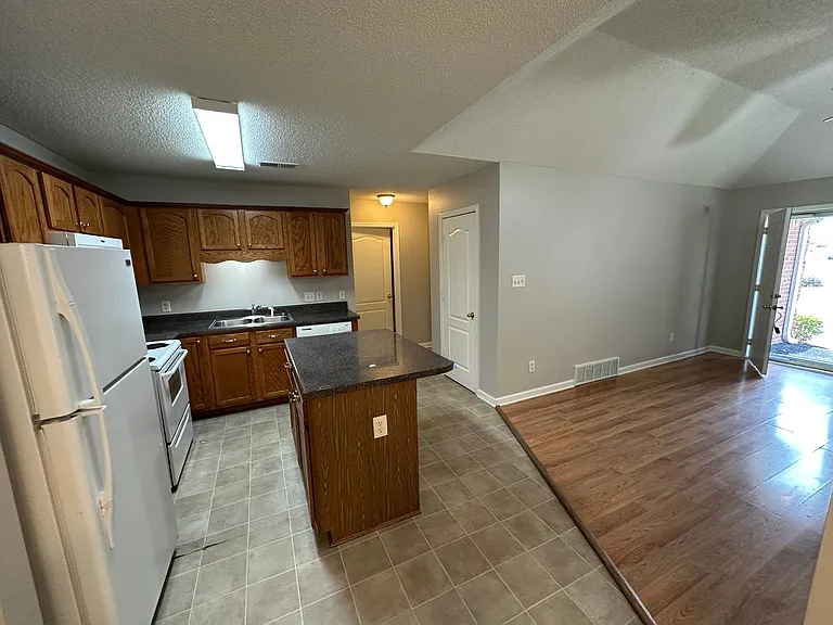 1098 Breezy Valley Dr — Photo 6