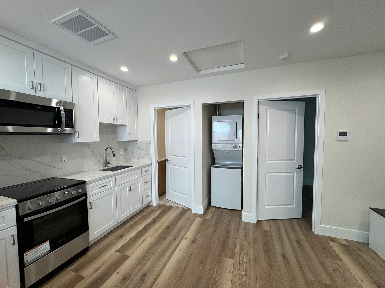 1 bed, 400 sqft, $2,100 — Photo 3