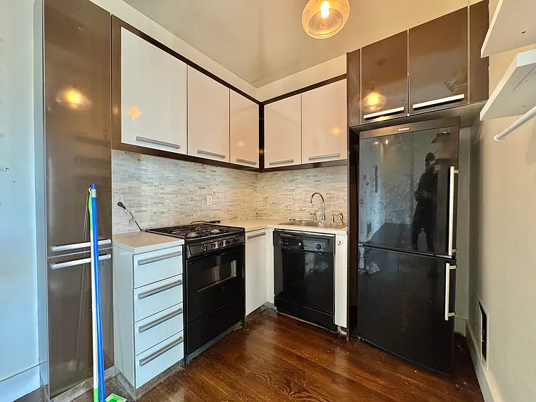 137 Manhattan Ave #3R — Photo 2