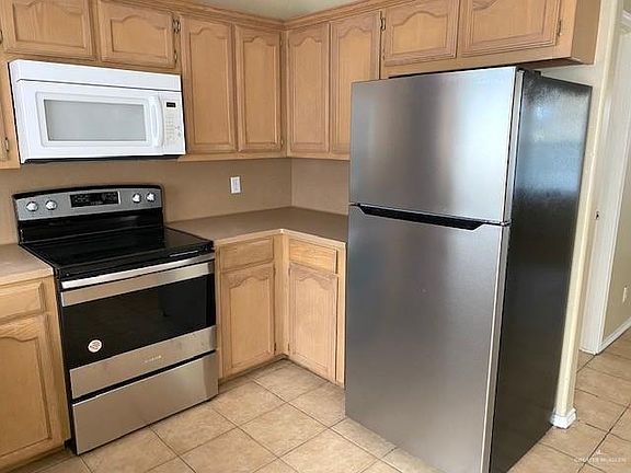 3rd image of 807 N Cross Ln