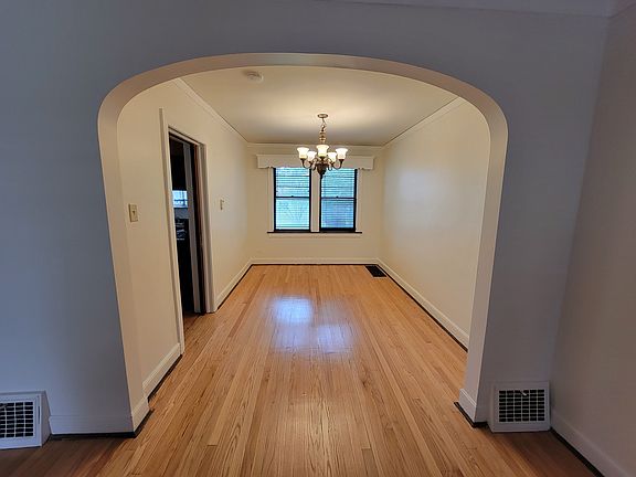 3rd image of 10529 S Eberhart Ave