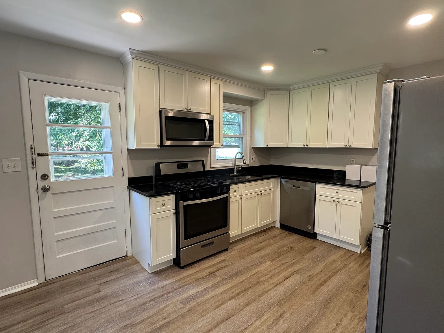 2 bed, 1400 sqft, $2,450 — Photo 4