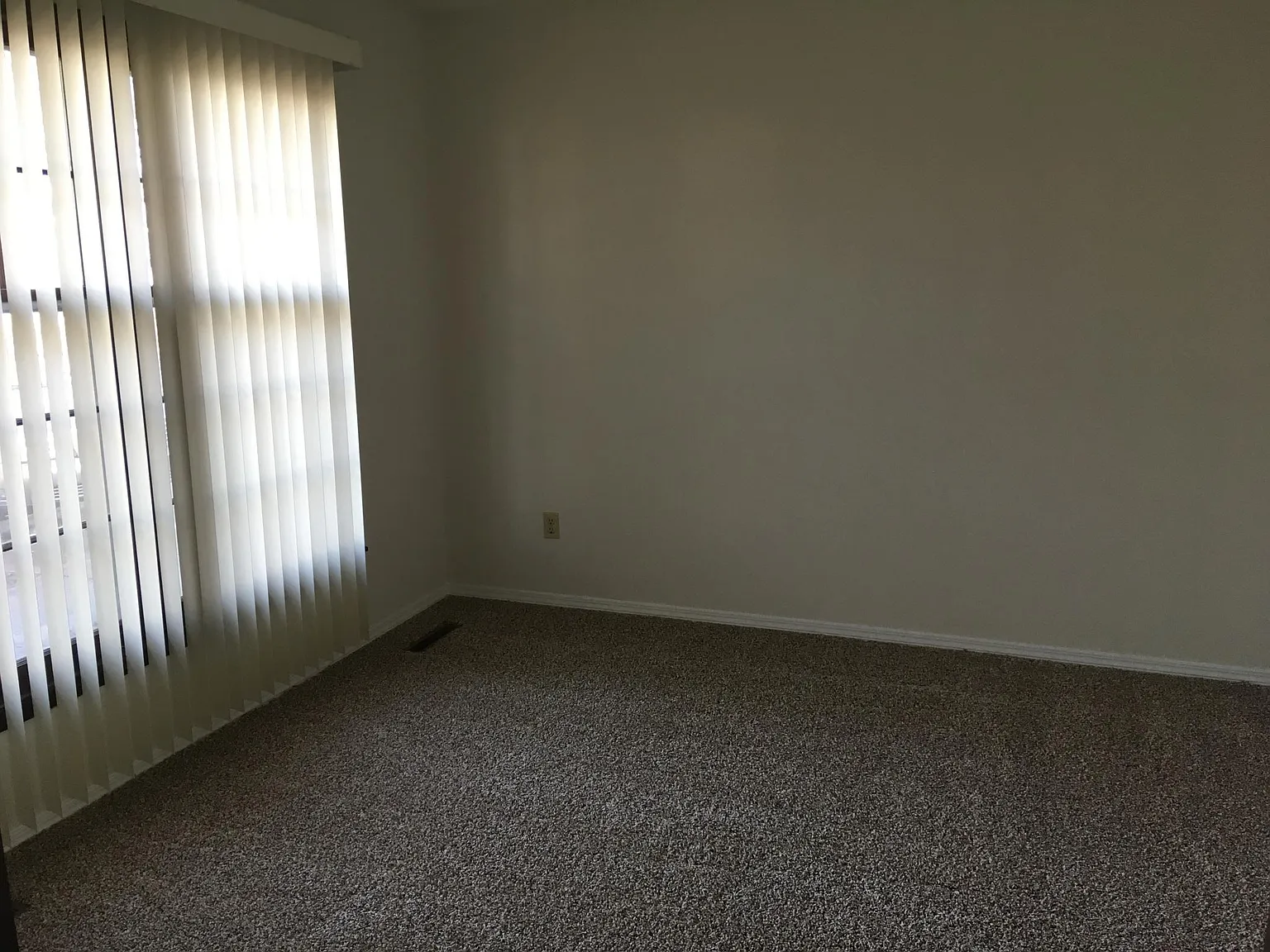 3 bed, 1404 sqft, $1,300 — Photo 3