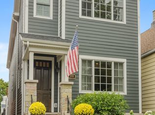 1936 W Wolfram St, Chicago, IL 60657