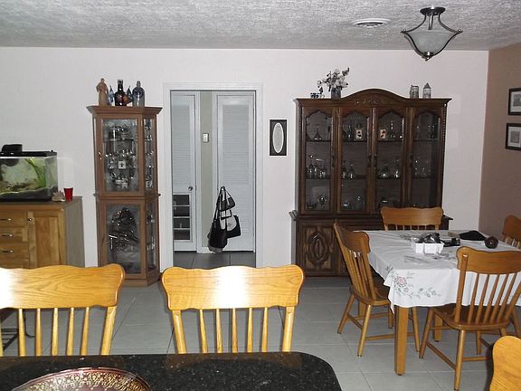 3rd image of 825 Laurel Ave
