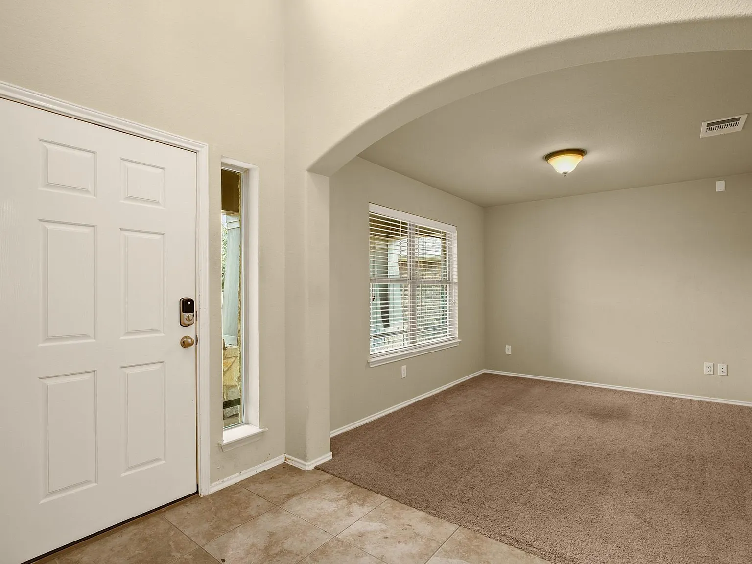 4 bed, 3.5 bath, 2616 sqft, $2,600 — Photo 4