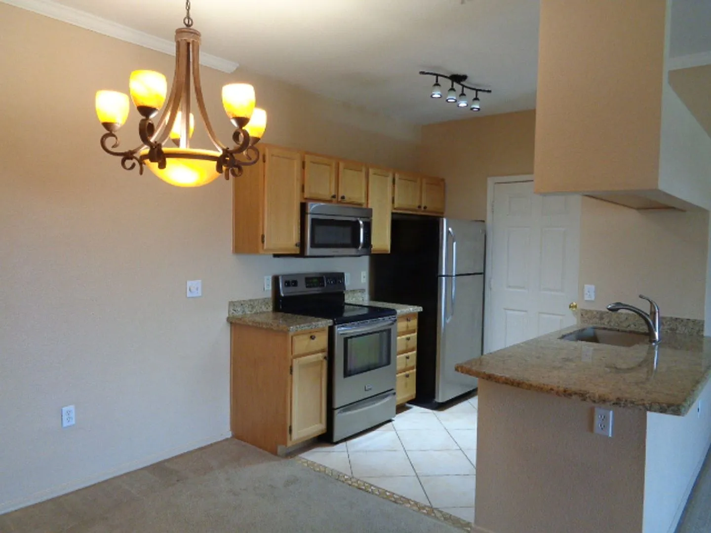 Spacious 1 bedroom condo in gated, resort style community! — Photo 3