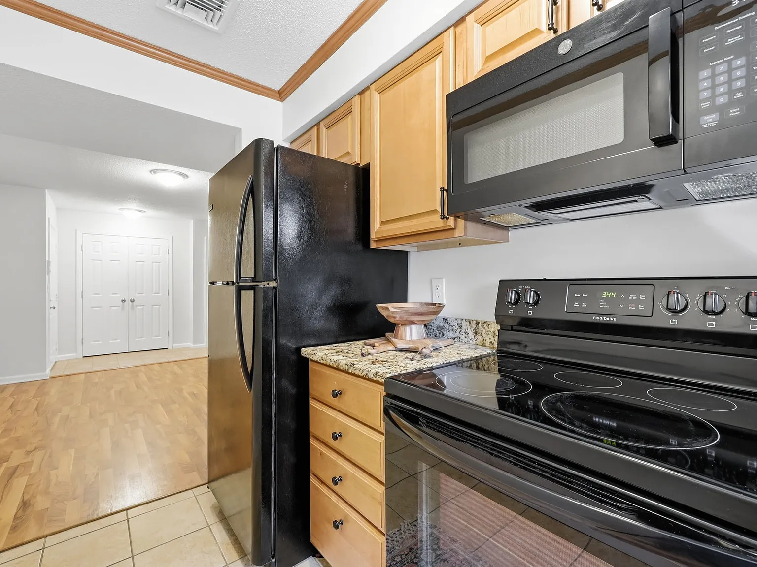 2 bed, 933 sqft, $2,050 — Photo 3