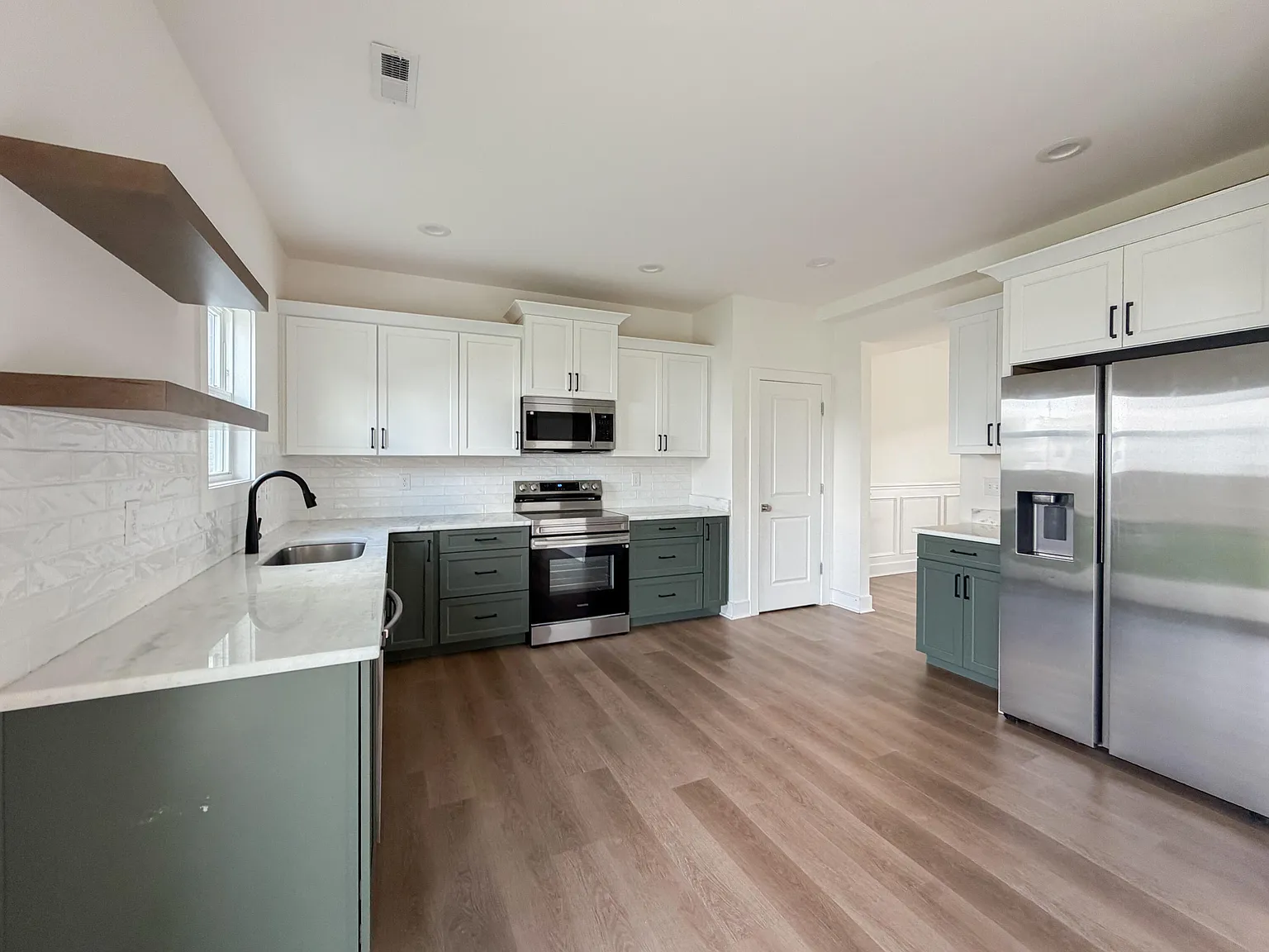 4 bed, 2.5 bath, 2420 sqft, $2,999 — Photo 3
