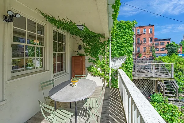 Rented by New York Casas Ltd. | media 17