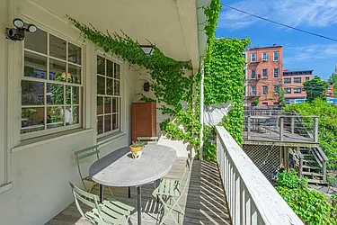 Rented by New York Casas Ltd.