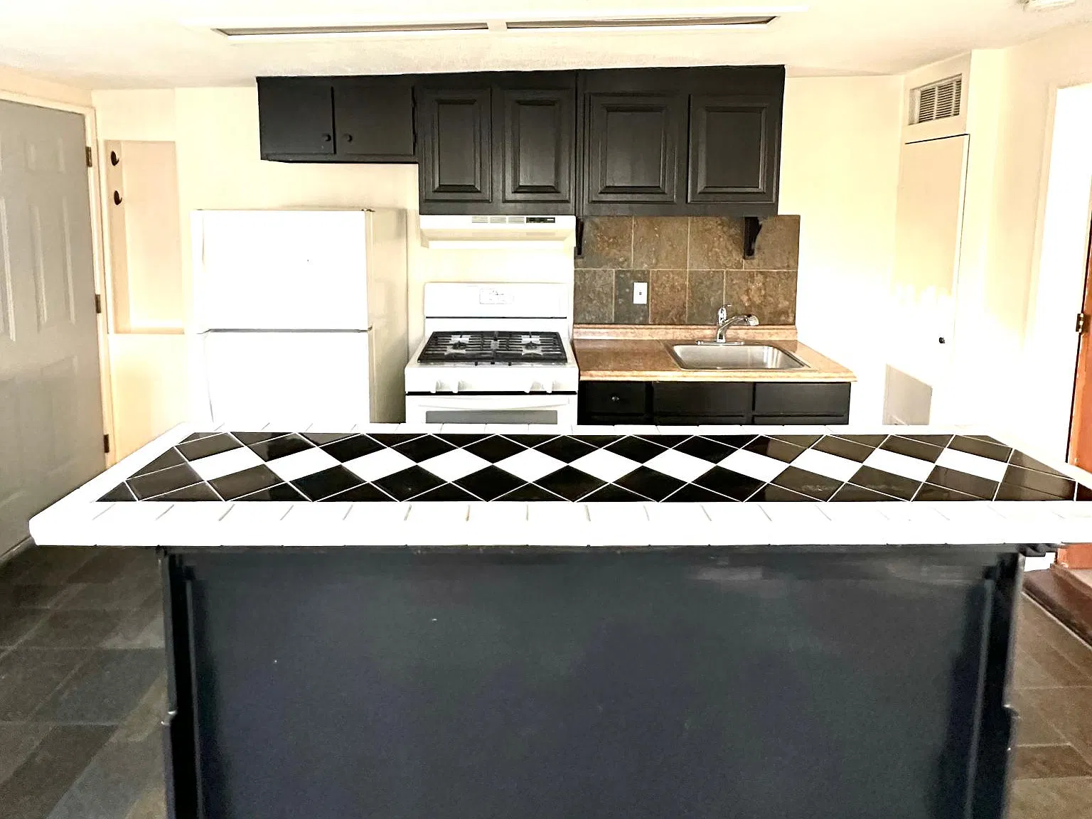 1 bed, 750 sqft, $2,100 — Photo 4