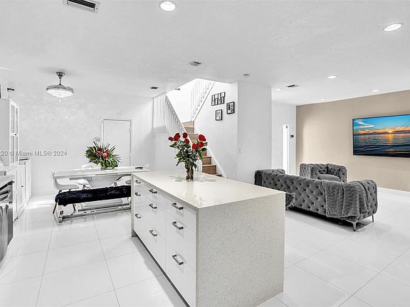 4th image of 3990 Hyde Park Cir