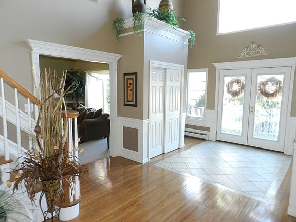 2nd image of 121 Seasons Glen Dr