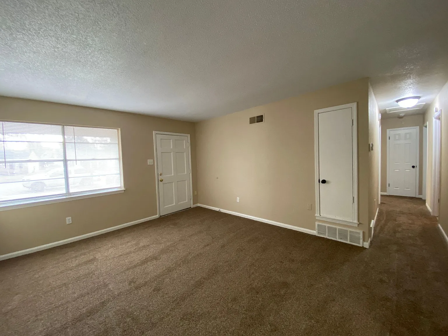4665 Royal Ridge Dr — Photo 4