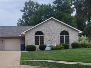 1103 Vandenberg Ct, De Witt, IA 52742