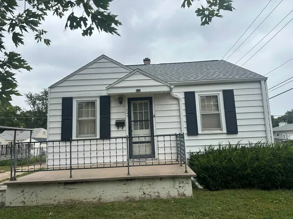 747 E 3rd St, Hastings, NE 68901