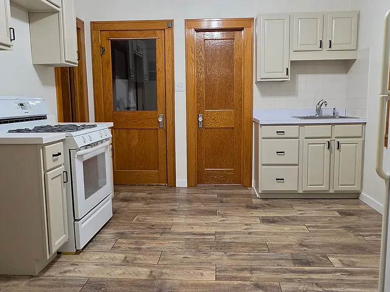 5019 Homerlee Ave — Photo 8