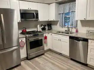 445 Hilton Rd, Ferndale, MI 48220