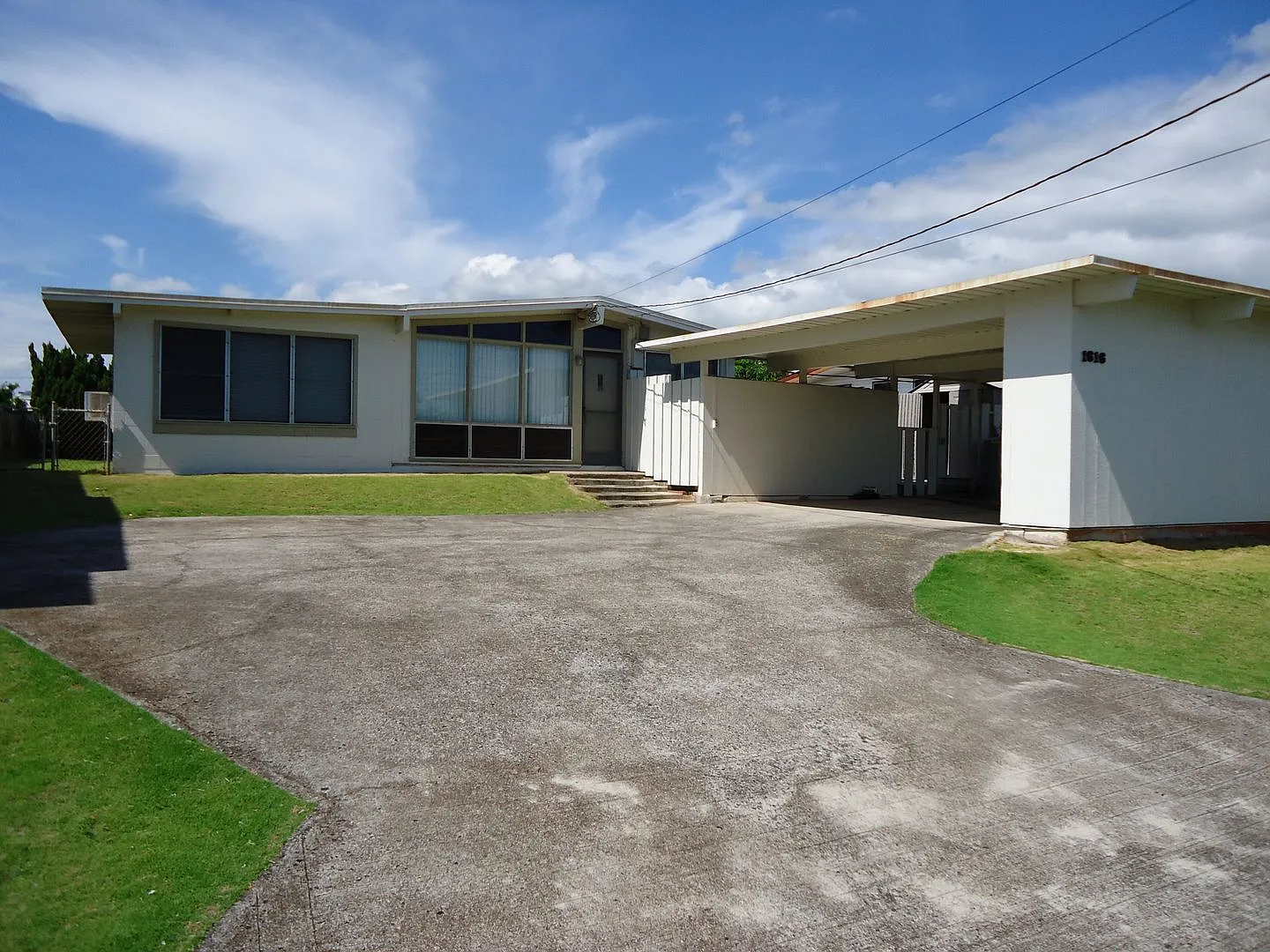 Pearl City single level 3 Bedroom, 1.5 Bath, 2 Car Caport — Photo 1