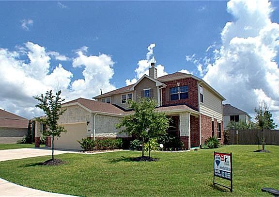 This home is nestled in the heart of Pearland and is just minutes from schools, pools, parks, shopping, dining, the new Recreation Center and much more!
