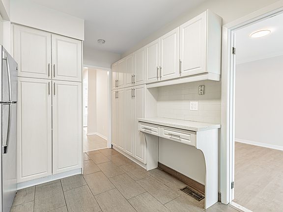 5th image of 207 Davisville Ave