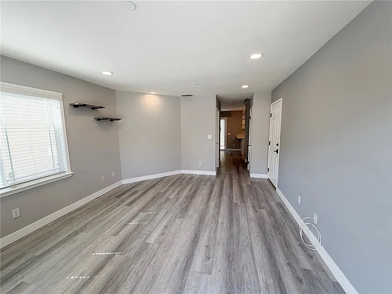 1124 S Mayflower Ave — Photo 2