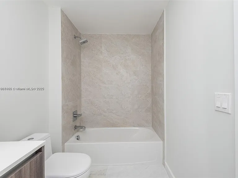 488 NE 18th St #1815 — Photo 22