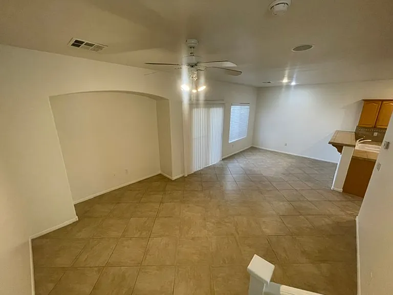 251 Queens Ct — Photo 10