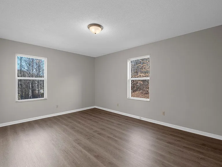 Sunset Manor Apartments — Photo 27