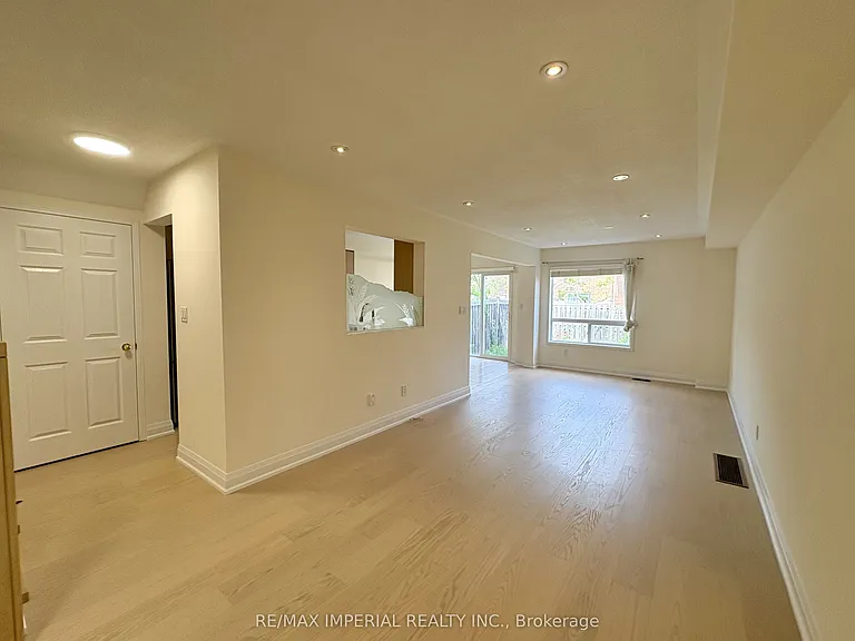 70 Maffey Cres — Photo 2