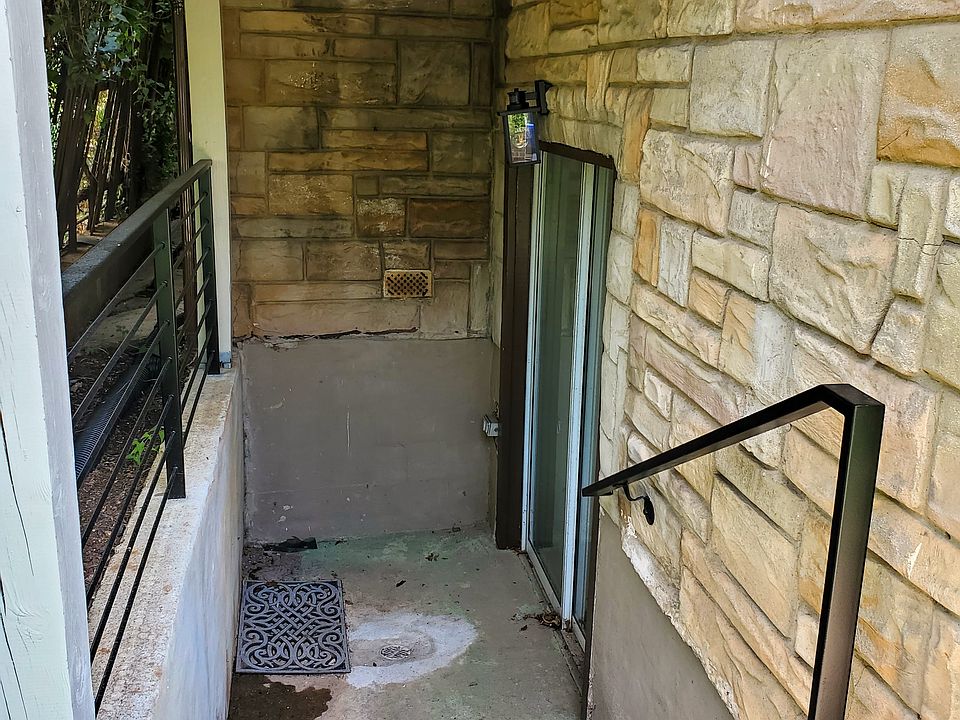 Front entrance to unit.