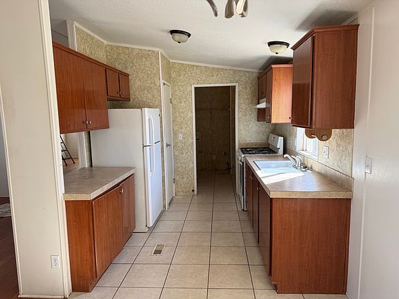 4th image of 16314 Highacres Ave