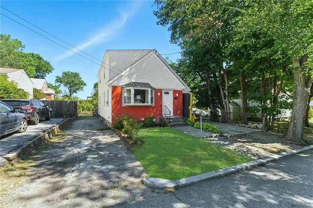 3 bed, 1.0 bath, 900 sqft, $2,000 — Photo 2