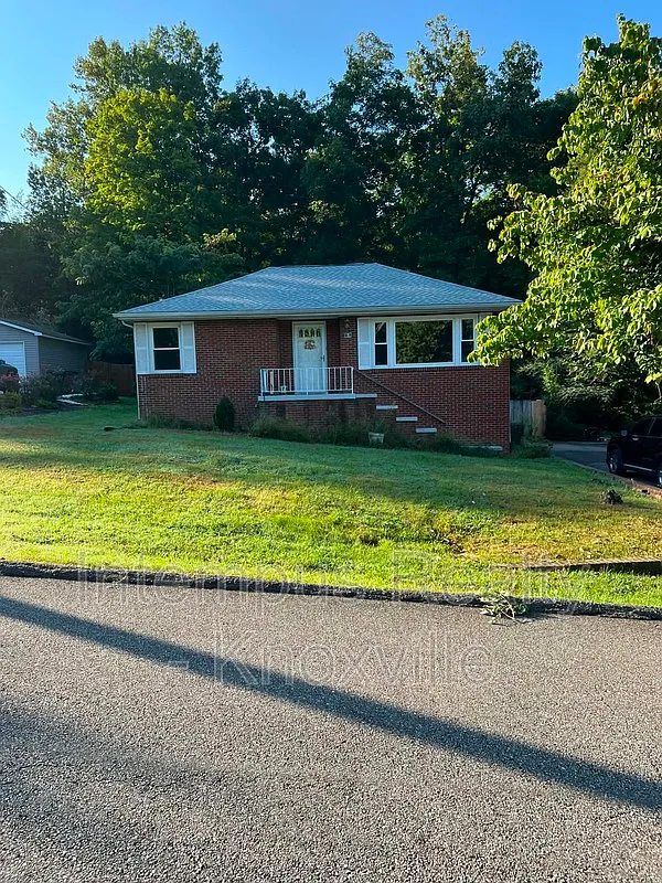 3 bed, 1.0 bath, 1172 sqft, $1,800 — Photo 1