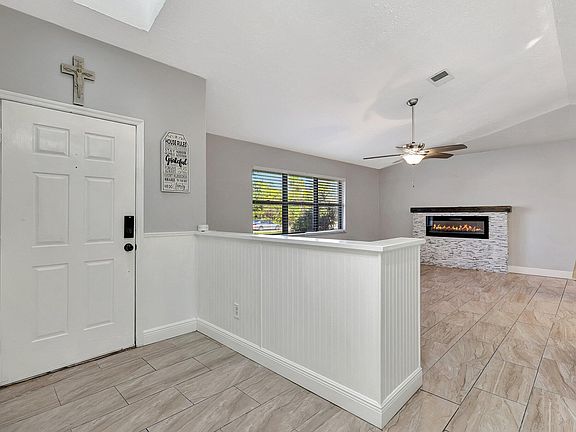 3rd image of 138 SW Oakridge Drive